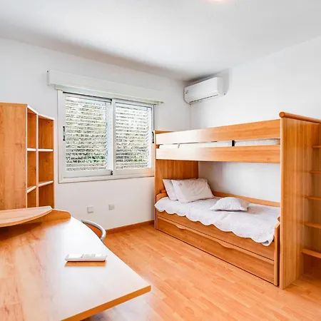 Апартаменты Family Friendly 2-bed On Seafront Лимасол