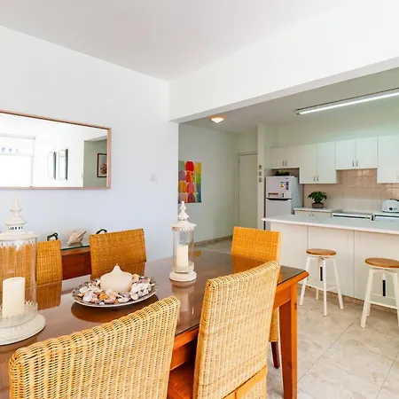 Family Friendly 2-bed On Seafront Апартаменты *